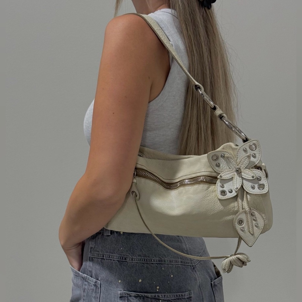 Miu Miu White Leather Handbag with Flower Motif - Picture 12 of 12